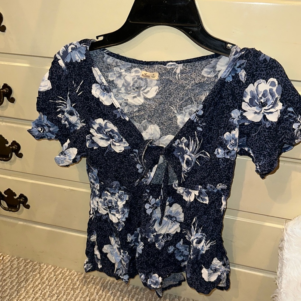 Hollister top
